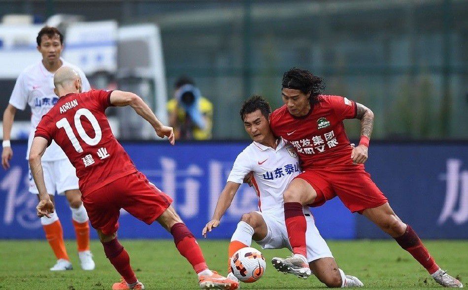 而在海报右侧吴京饰演的刘培强则眼神坚定注视远方，在空间站守护地球的他面对地球的危机，将会何去何从？此次发布的;文武香贵人物海报与常规的电影人物海报不同，他们都不是专业演员，而是导演大鹏真实的家人，是毫无表演经验的素人